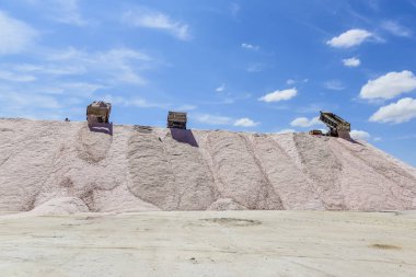 Açık bir maden ocağı olan La Pampa'dan hammadde tuzu çıkarılması