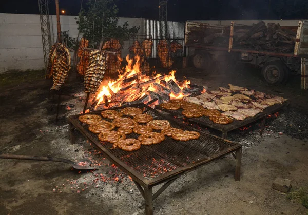 Grillező Kolbász Tehén Bordák Tipikus Argentin Élelmiszer — Stock Fotó