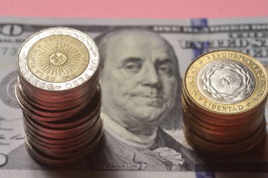 Yüz dolar fatura arka plan ile Arjantin sikke
