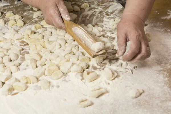 女性手烹饪手工制作的 Gnocchi — 图库照片