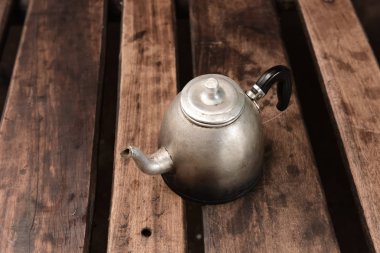 Ahşap bir masa üzerinde Pava, Pampas, Arjantin