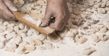 Eller gnocchi için hamur yoğuruyor.