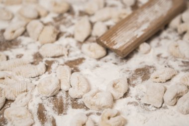 Eller gnocchi için hamur yoğuruyor.