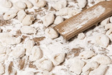 Eller gnocchi için hamur yoğuruyor.