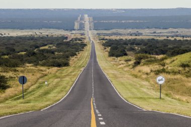 Pampas arazisini geçen yol, Arjantin