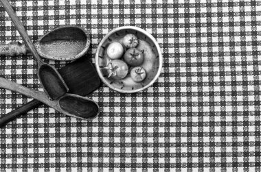 Kırsal ahşap kaşıklar masada domatesler.