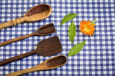 Masanın üzerinde tahta kaşıklar var..