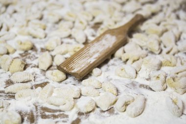 Ev yapımı gnocchi, masada malzemelerle hazırlandı..