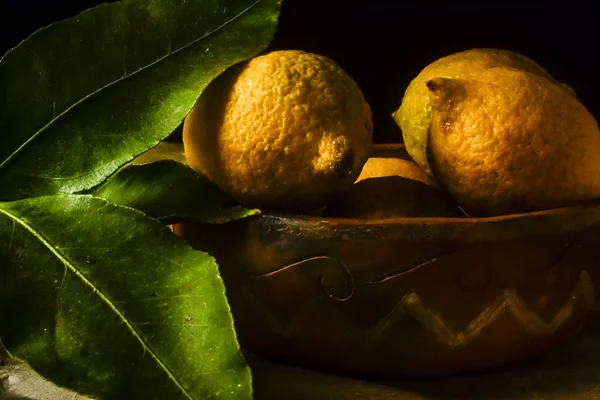 Limoni Biologici Raccolti Dall Orto Preparati Tavola — Foto Stock