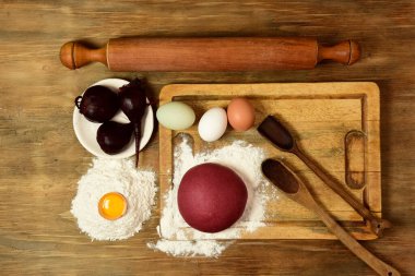 Masadaki malzemeli erişteler için mor hamur çöreği..