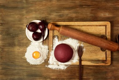 Masadaki malzemeli erişteler için mor hamur çöreği..