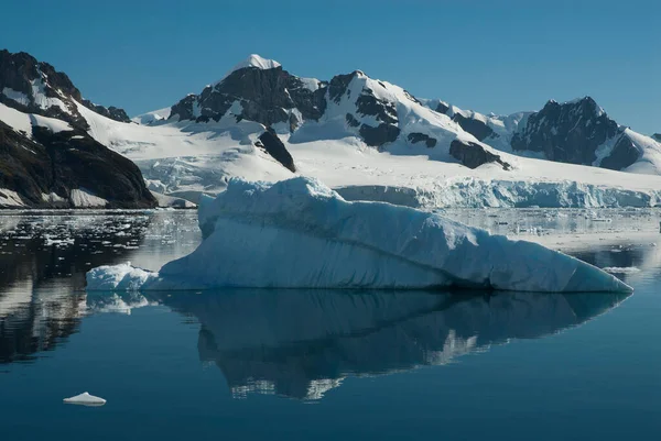 Лемера Узбережжя Гори Айсберги Антарктида — стокове фото