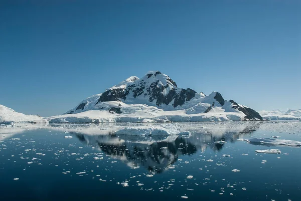 Lemaire Zeekust Bergen Ijsbergen Antartica — Stockfoto