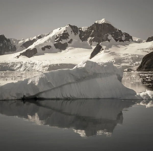 Lemaire Szoros Partja Hegyek Jéghegyek Antartica — Stock Fotó