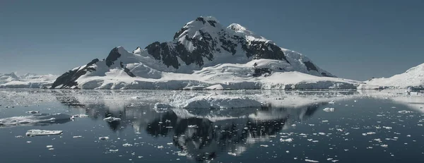 Lemaire Strait Coast Mountains Icebergs Antartica — Stock Photo, Image