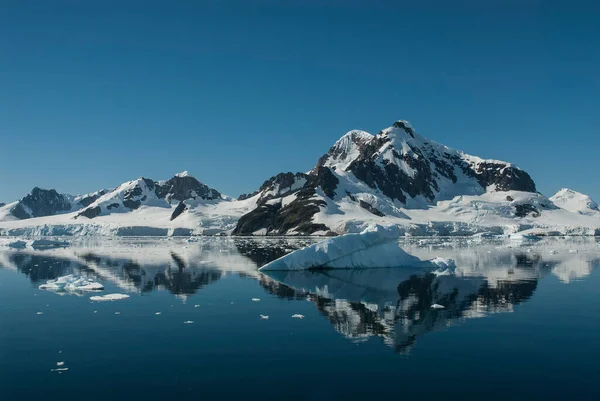 Lemaire Strait Coast Βουνά Και Παγόβουνα Antartica — Φωτογραφία Αρχείου