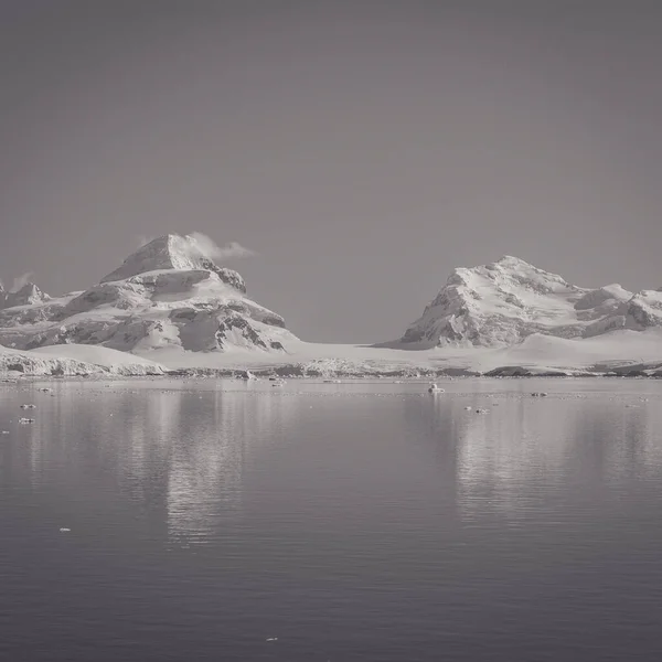 Lemaire Strait Coast Βουνά Και Παγόβουνα Antartica — Φωτογραφία Αρχείου