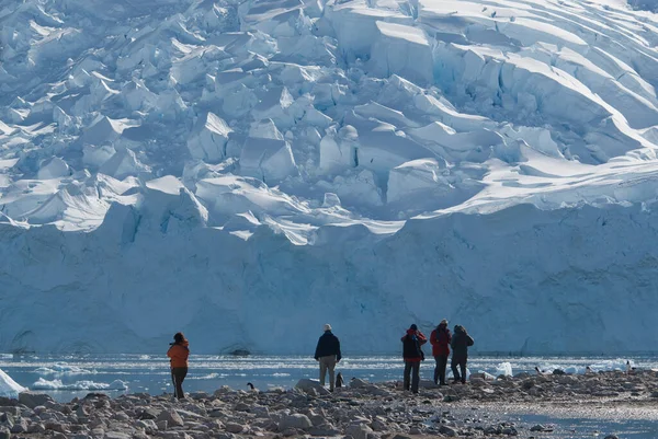 Turisti Piedi Sulla Spiaggia Antartica Neko Harbor Antartide Peni — Foto Stock