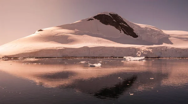 Lemaire Strait Coast Βουνά Και Παγόβουνα Antartica — Φωτογραφία Αρχείου