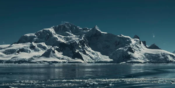 Lemaire Strait Coast Βουνά Και Παγόβουνα Antartica — Φωτογραφία Αρχείου