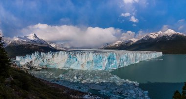 Patagonya 'daki Buzul ve Bulutlar, Santa Cruz Eyaleti, Arjantin