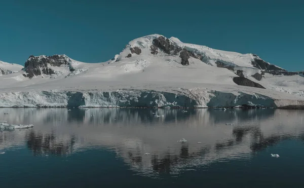 レメール海峡沿岸 山と氷山 — ストック写真