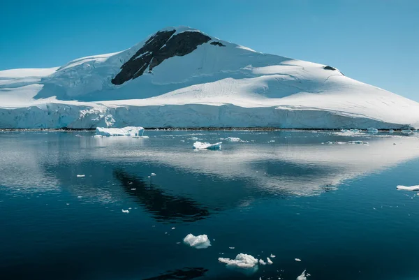 Лемера Узбережжя Гори Айсберги Антарктида — стокове фото