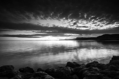 Puerto Piramitleri, Yarımada Valdes, Patagonya, Arjantin, manzaralı kıyı manzarası ve doğa rezervi üzerinde gün batımı.