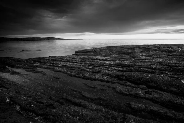 Puerto Piramitleri, Yarımada Valdes, Patagonya, Arjantin, manzaralı kıyı manzarası ve doğa rezervi üzerinde gün batımı.