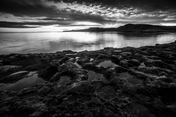 Puerto Piramitleri, Yarımada Valdes, Patagonya, Arjantin, manzaralı kıyı manzarası ve doğa rezervi üzerinde gün batımı.