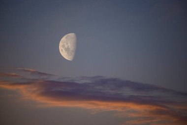 Bulutlu Alacakaranlık Gökyüzünde Hilal Ay, Kırsal La Pampa, Arjantin.