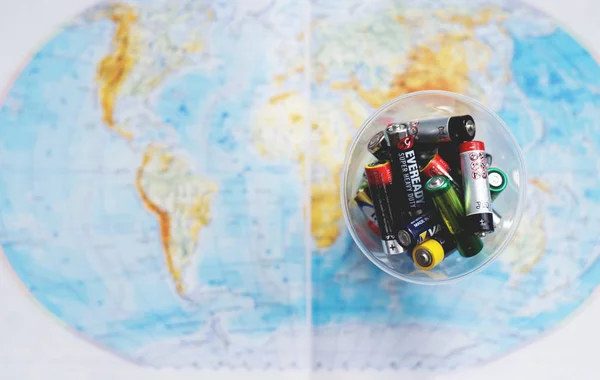 Baterias Descartáveis Vazias Pilhadas Tampão Plástico Mapa Mundo Como Fundo — Fotografia de Stock
