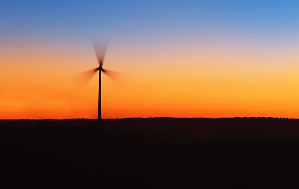 日落时风力涡轮机剪影 — 图库照片