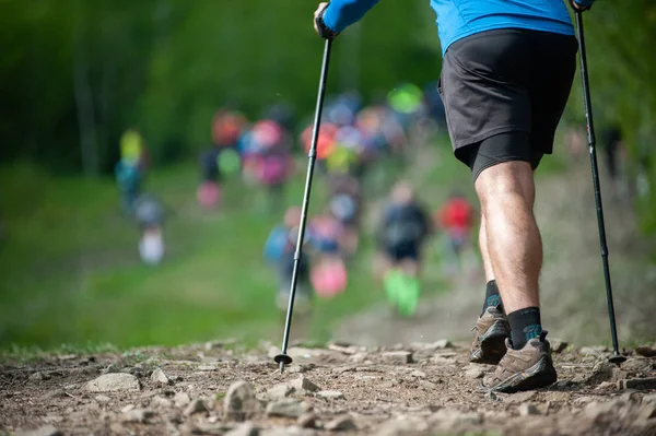 Perun niebo Marathon. Biegacze wspiąć się na Javorovy Hill. — Zdjęcie stockowe