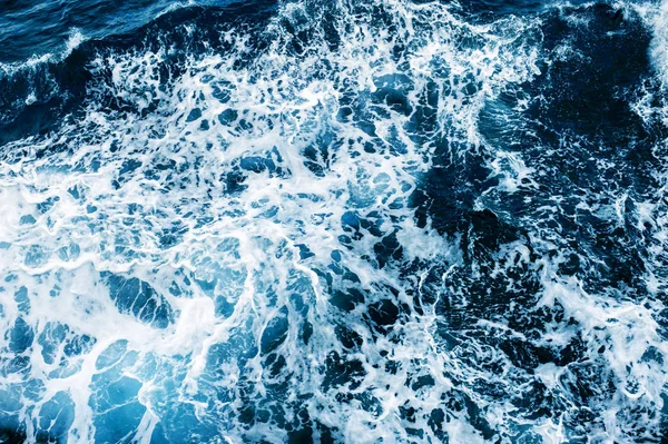 Mořské hladiny s vlnami a pěnou. Pohled shora, — Stock fotografie
