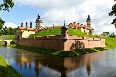 Nesvizh Kalesi, baypas kanalı içeren bir manzara içinde Belarus eski Kalesi