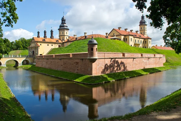 Castelo Nesvizh Castelo Velho Belarusian Uma Paisagem Com Canal Desvio — Fotografia de Stock