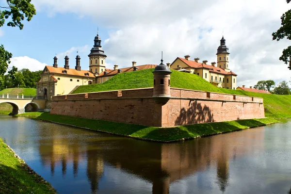 Castillo Nesvizh Antiguo Castillo Bielorruso Paisaje Con Canal Derivación Imágenes de stock libres de derechos