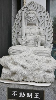 Tokyo, Japonya, 01.01.2025 renkli cübbeli Budist rahipler tören alayında Shinshoji tapınağının merdivenlerine tırmanırlar. 