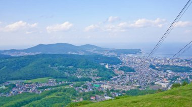 Sapporo, Japonya, 1 Ocak 2025, Otaru şehrinin Tengu dağının tepesinden geniş açılı görüntüsü, Hokkaido, Japonya