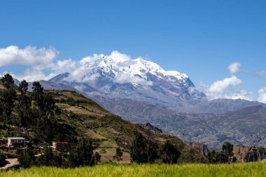 Illimani dağ manzara canlı renkler