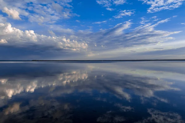 Göl aynaya yansıyan bulutlar