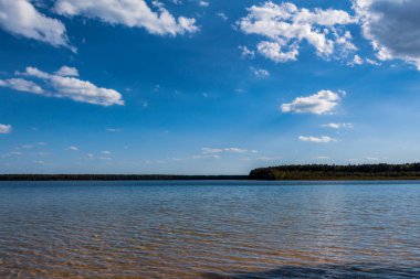 gökyüzü bulutlar ve su.