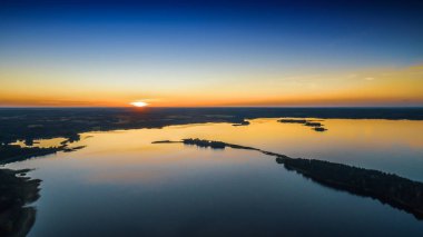 Gün batımında göl manzarası.