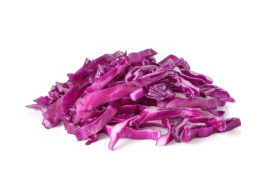 kesik kırmızı lahana beyaz zemin üzerine yığını