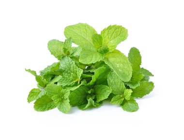 Beyaz arkaplanda izole edilmiş nane yaprakları