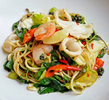 Spagetti deniz ürünleri fesleğen ve kırmızı biber ile