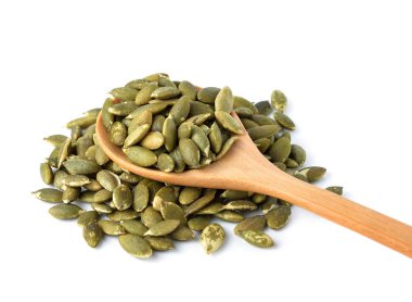 beyaz arkaplanda kabak tohumları