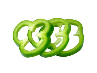 Dilimlenmiş yeşil biber beyaza izole edilmiş.