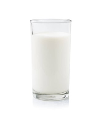 Beyaz arkaplanda izole edilmiş bir bardak süt